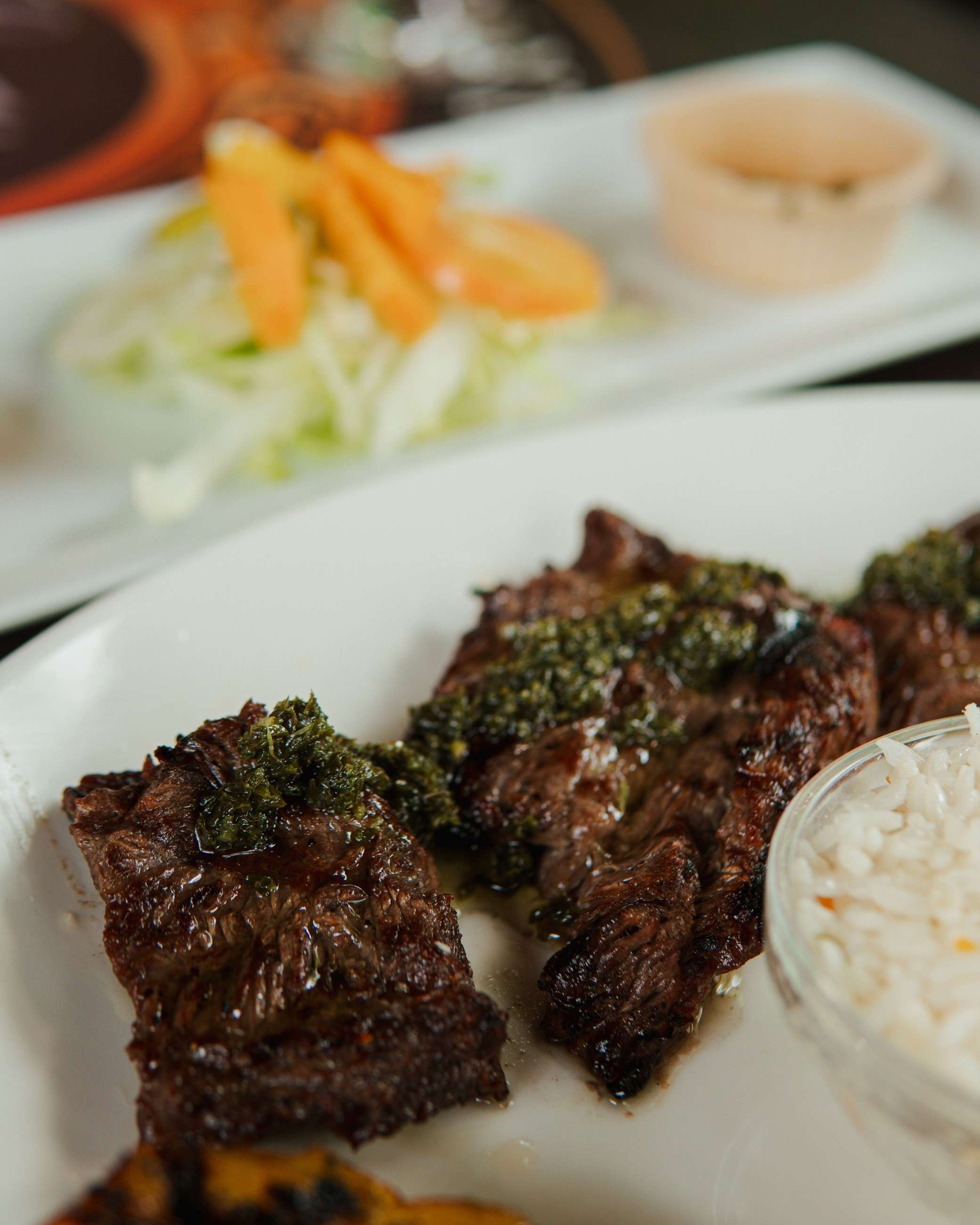 Arrachera a la parrilla con chimichurri, arroz y ensalada