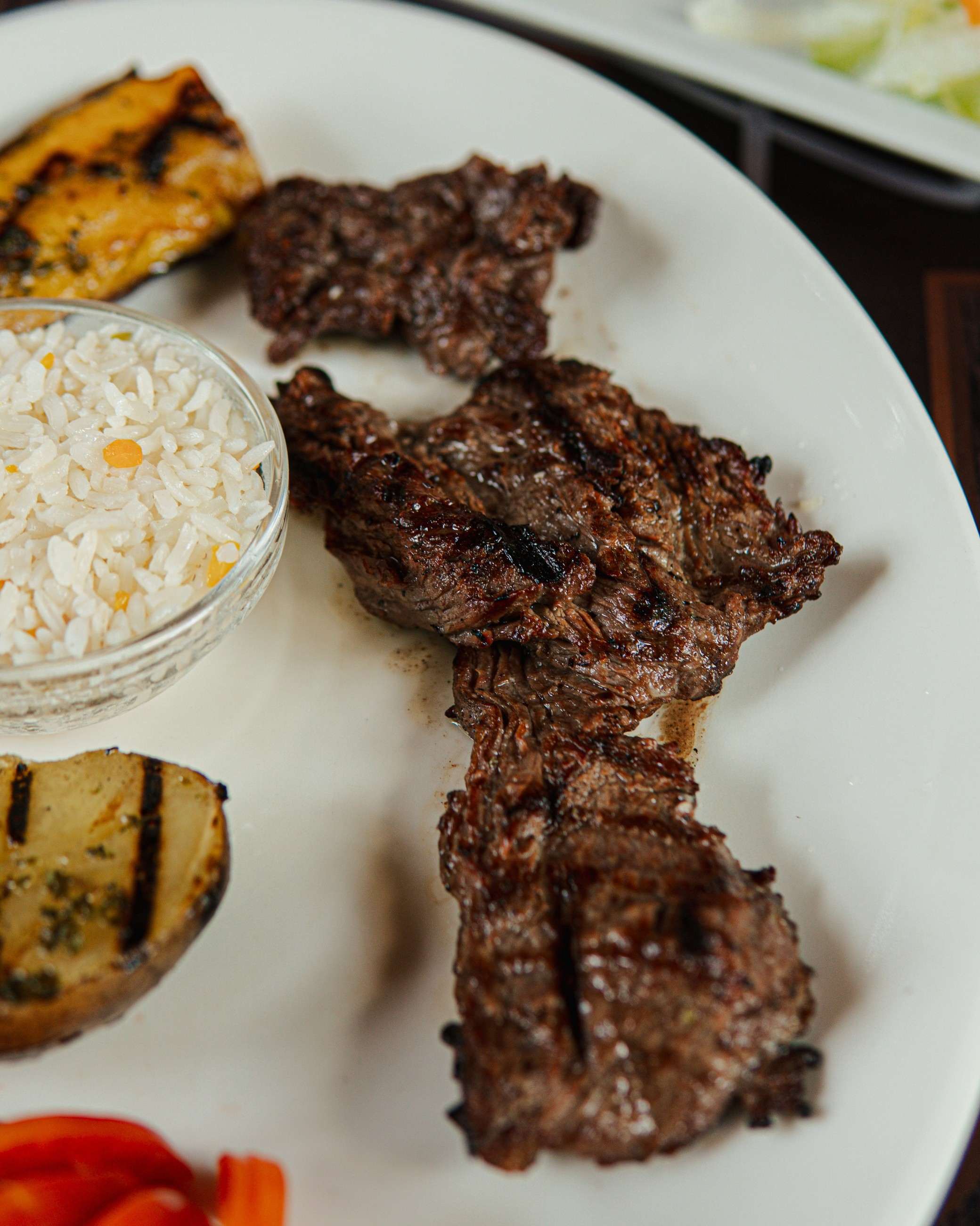 Carne a la parrilla con chimichurri