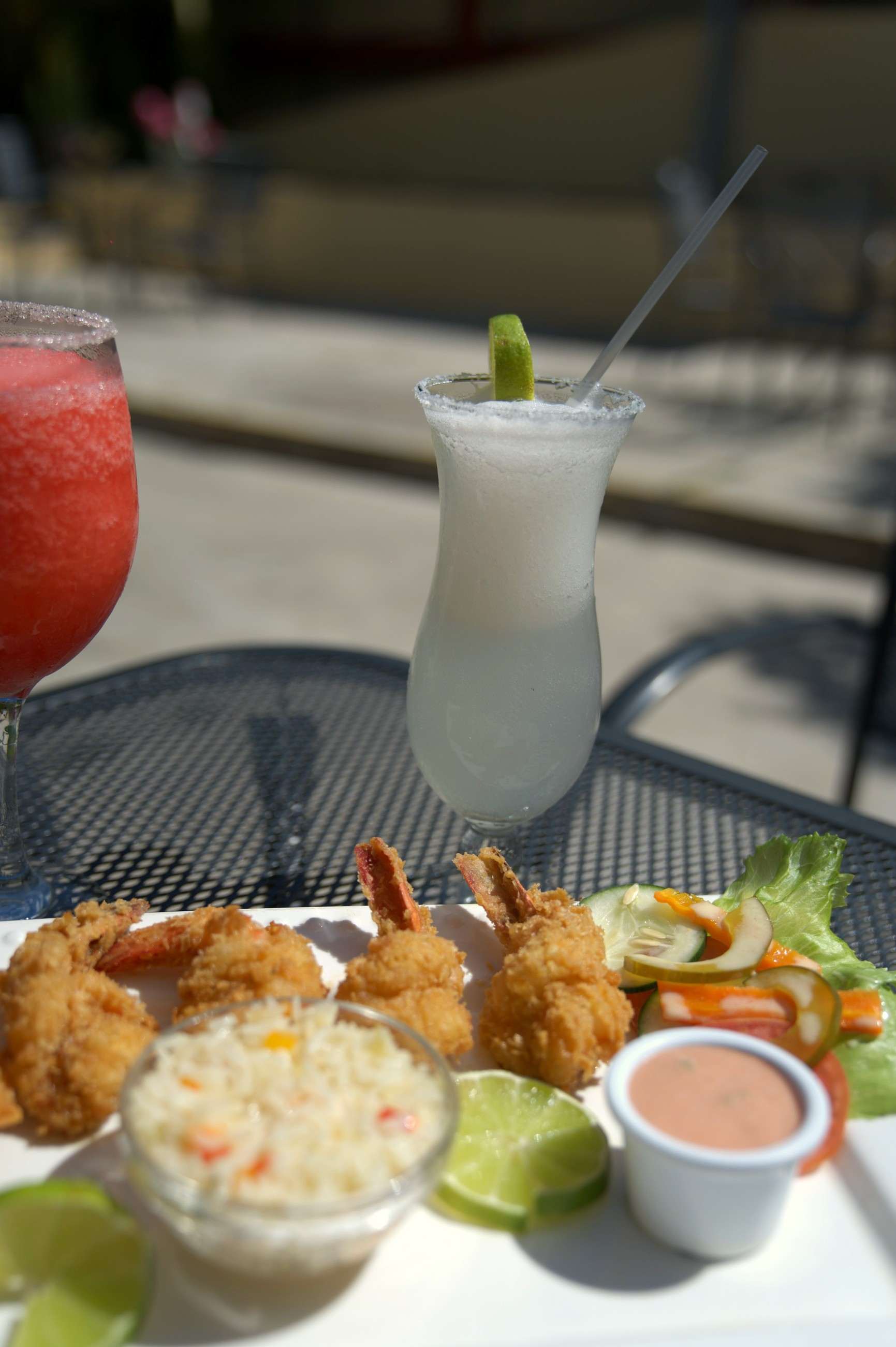 Camarones empanizados con dos bebidas en la terraza