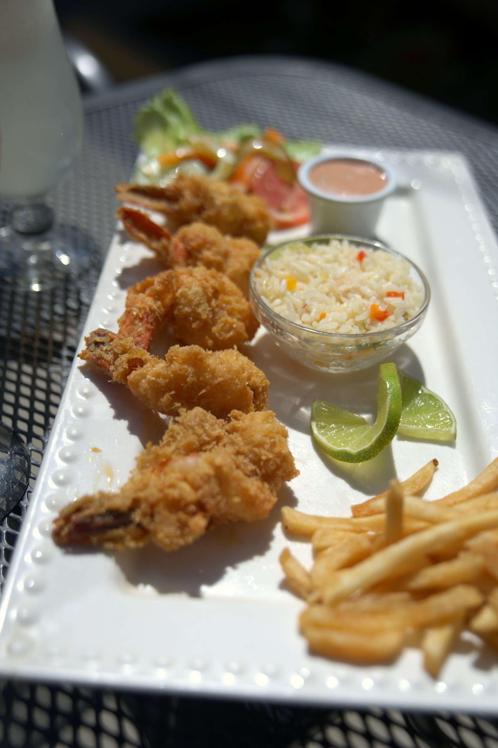 Camarones empanizados con papas fritas y limón