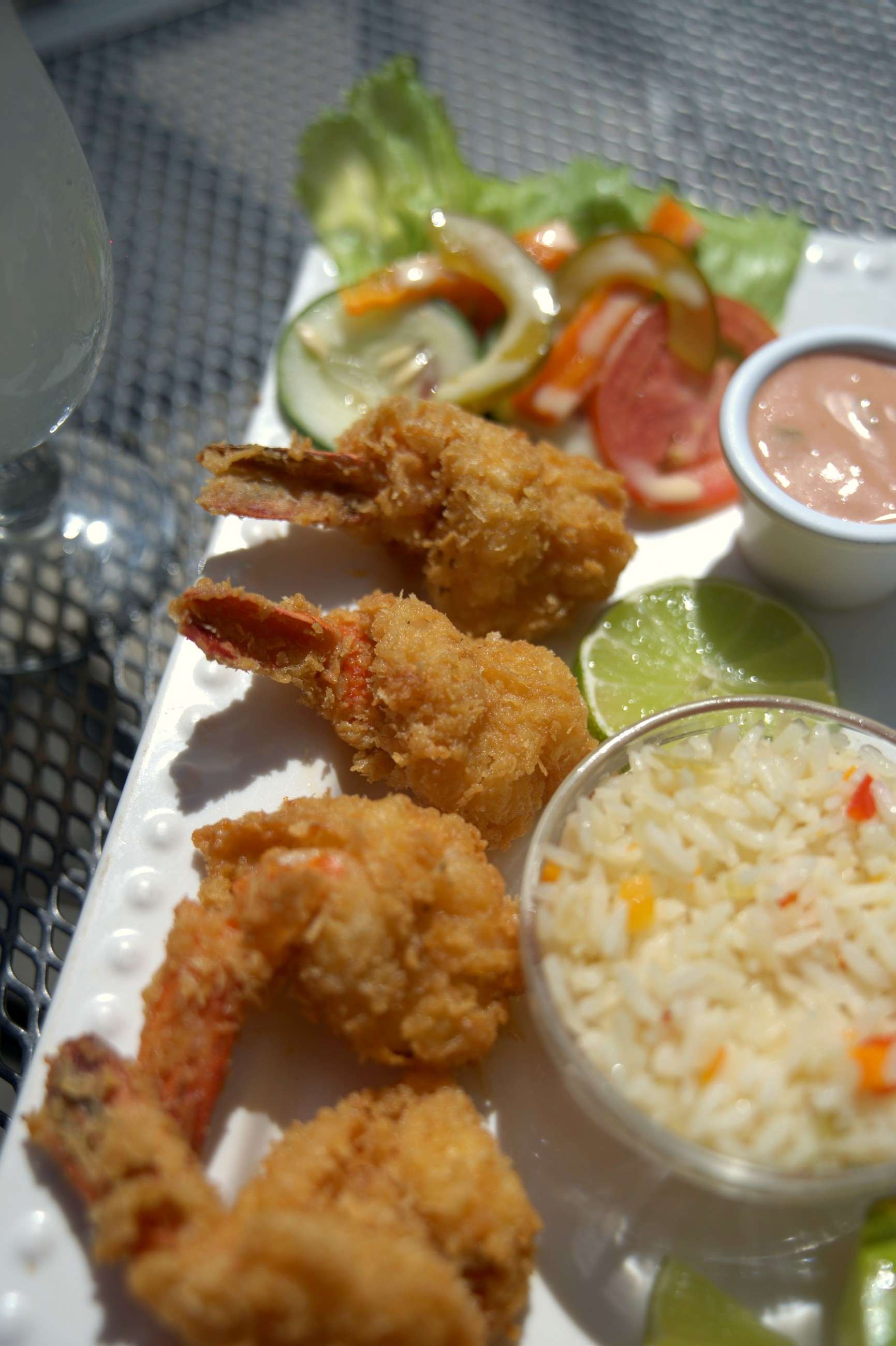 Breaded shrimp with rice, lime and pink sauce