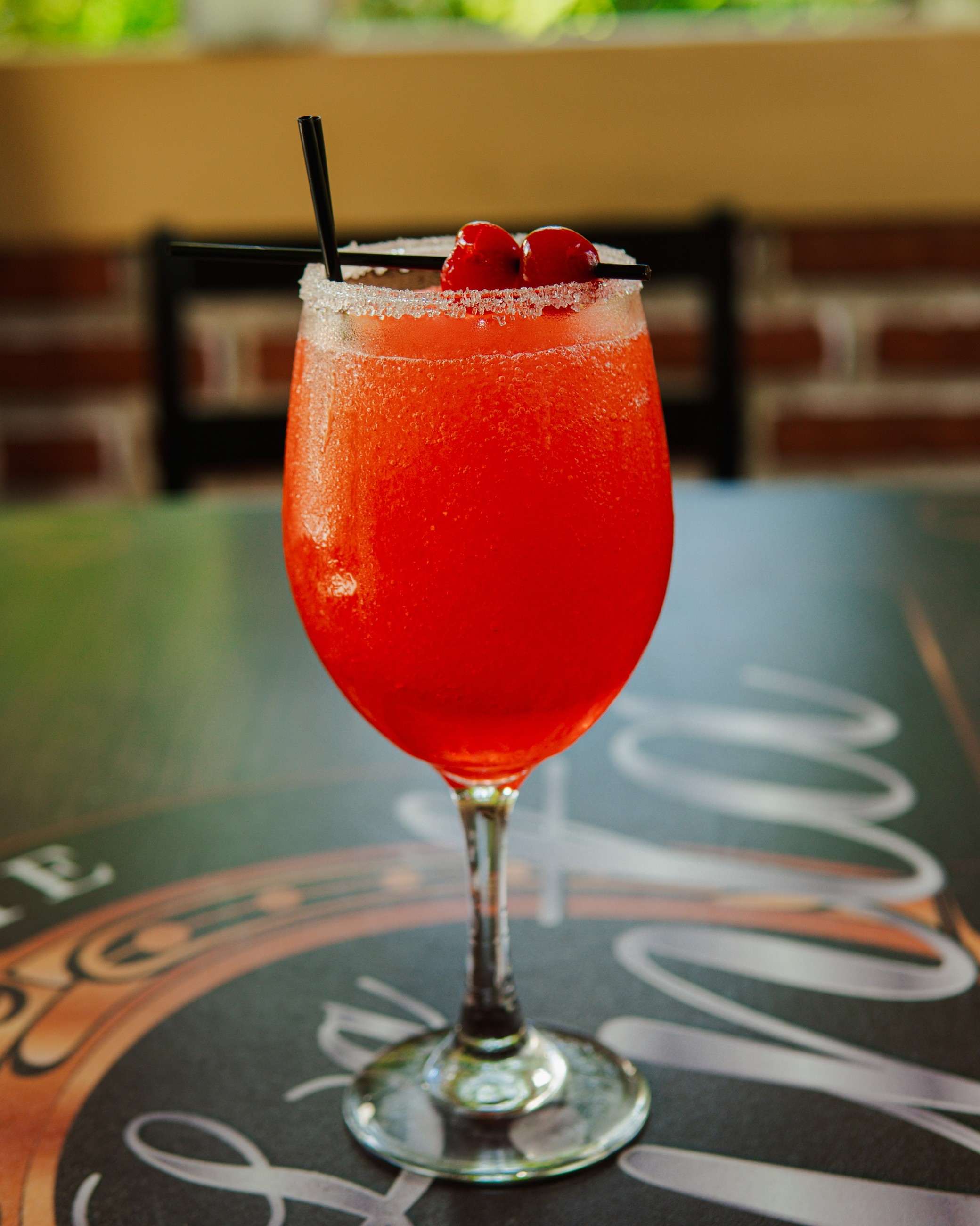 Coctel rojo escarchado sobre la mesa