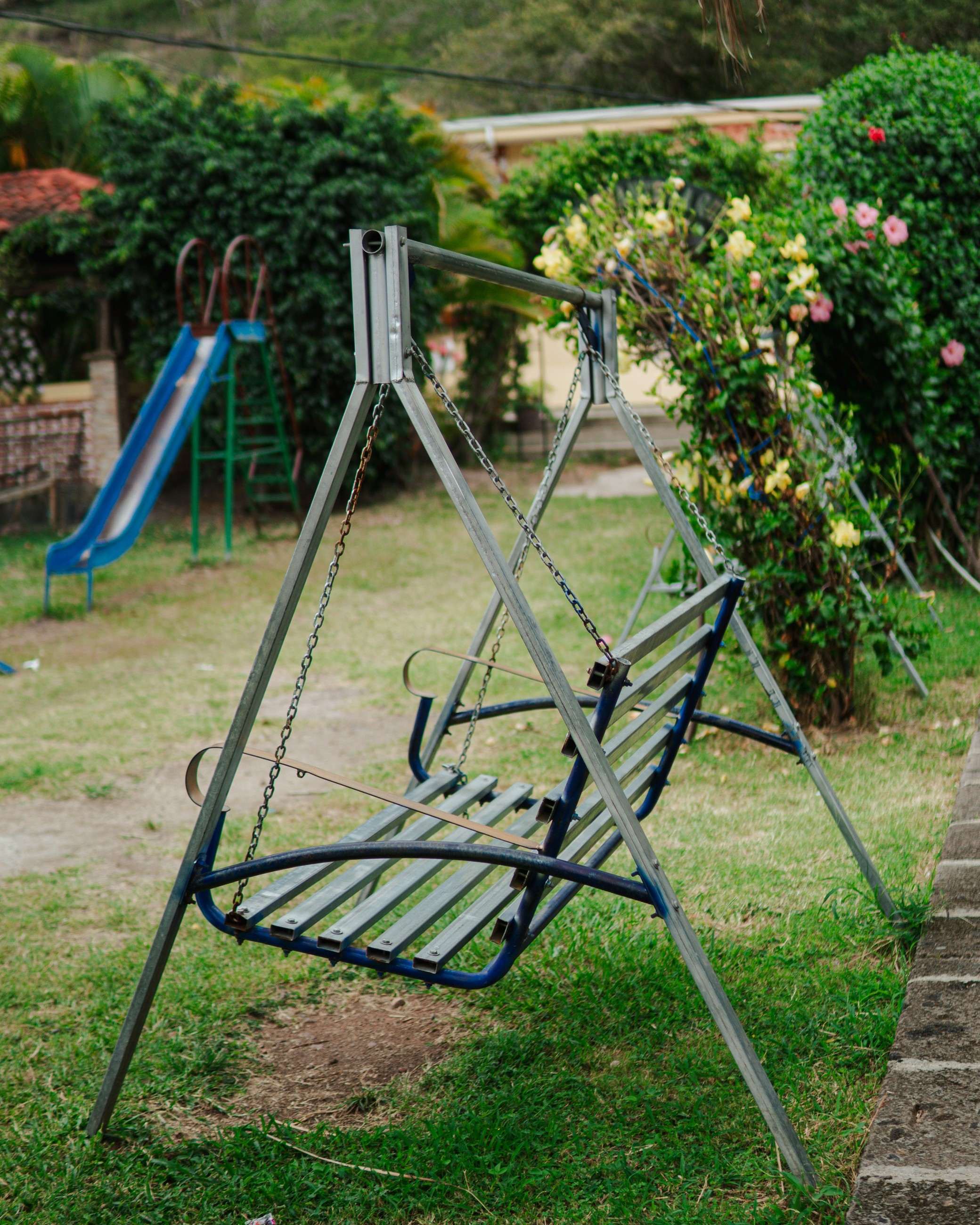 Columpio de jardín con resbaladero al fondo