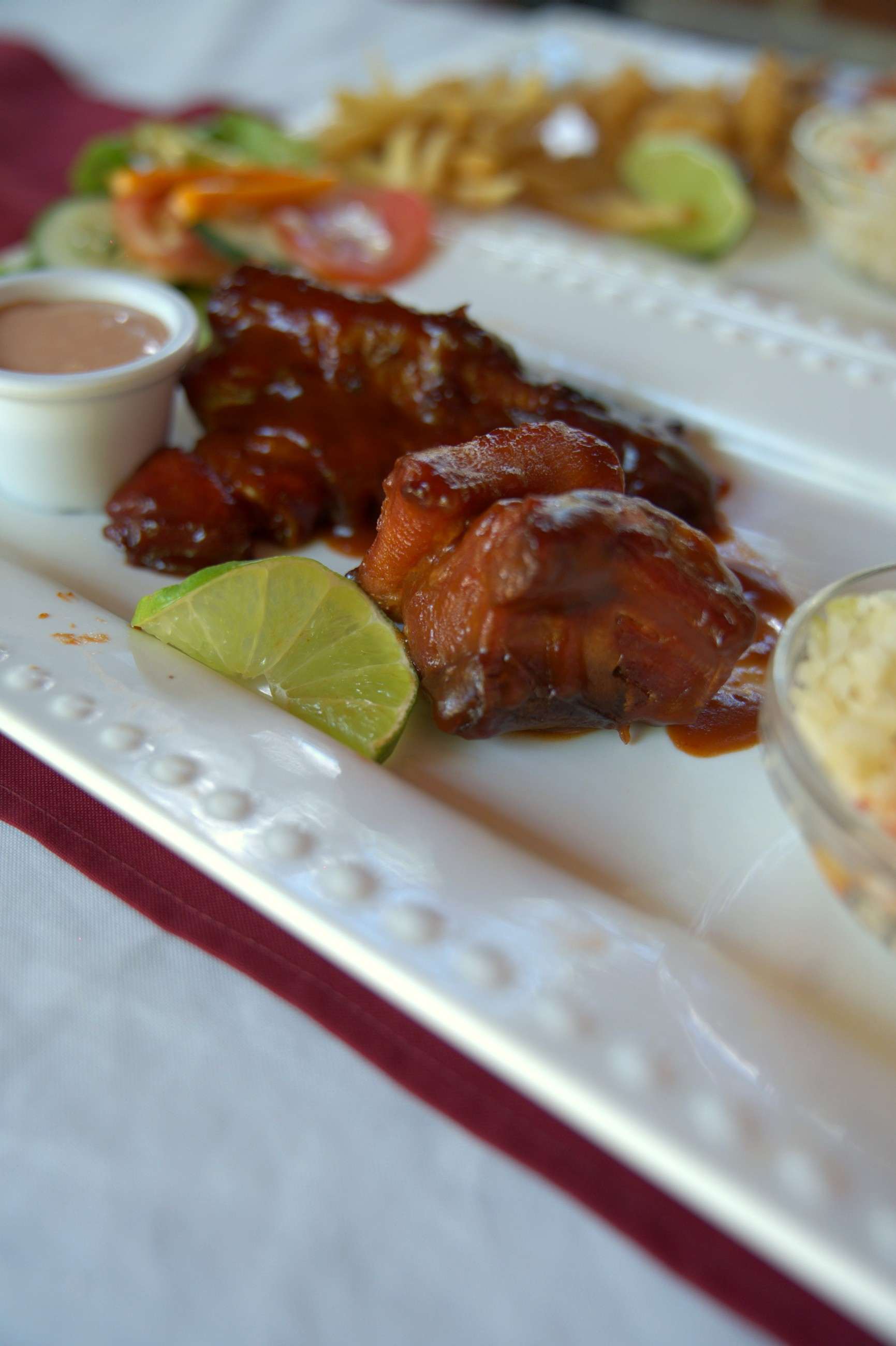 Costillas de cerdo en salsa BBQ con limón
