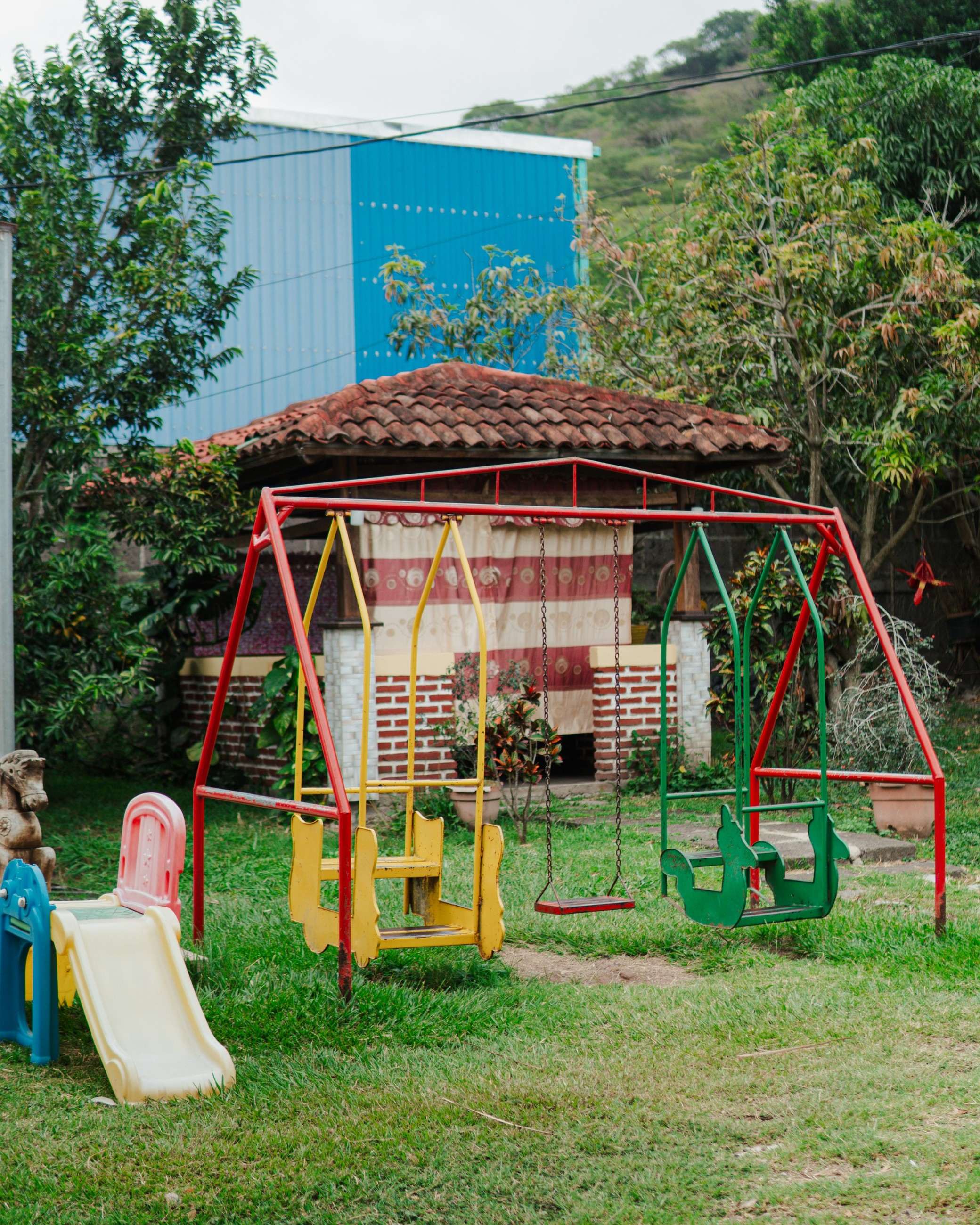 Juegos infantiles de colores en el jardín del restaurante