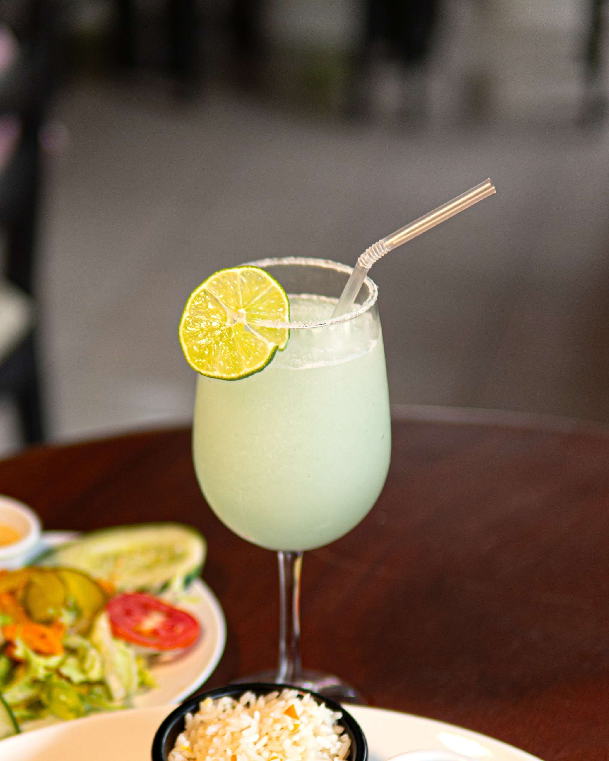 Limonada fría con rodaja de limón