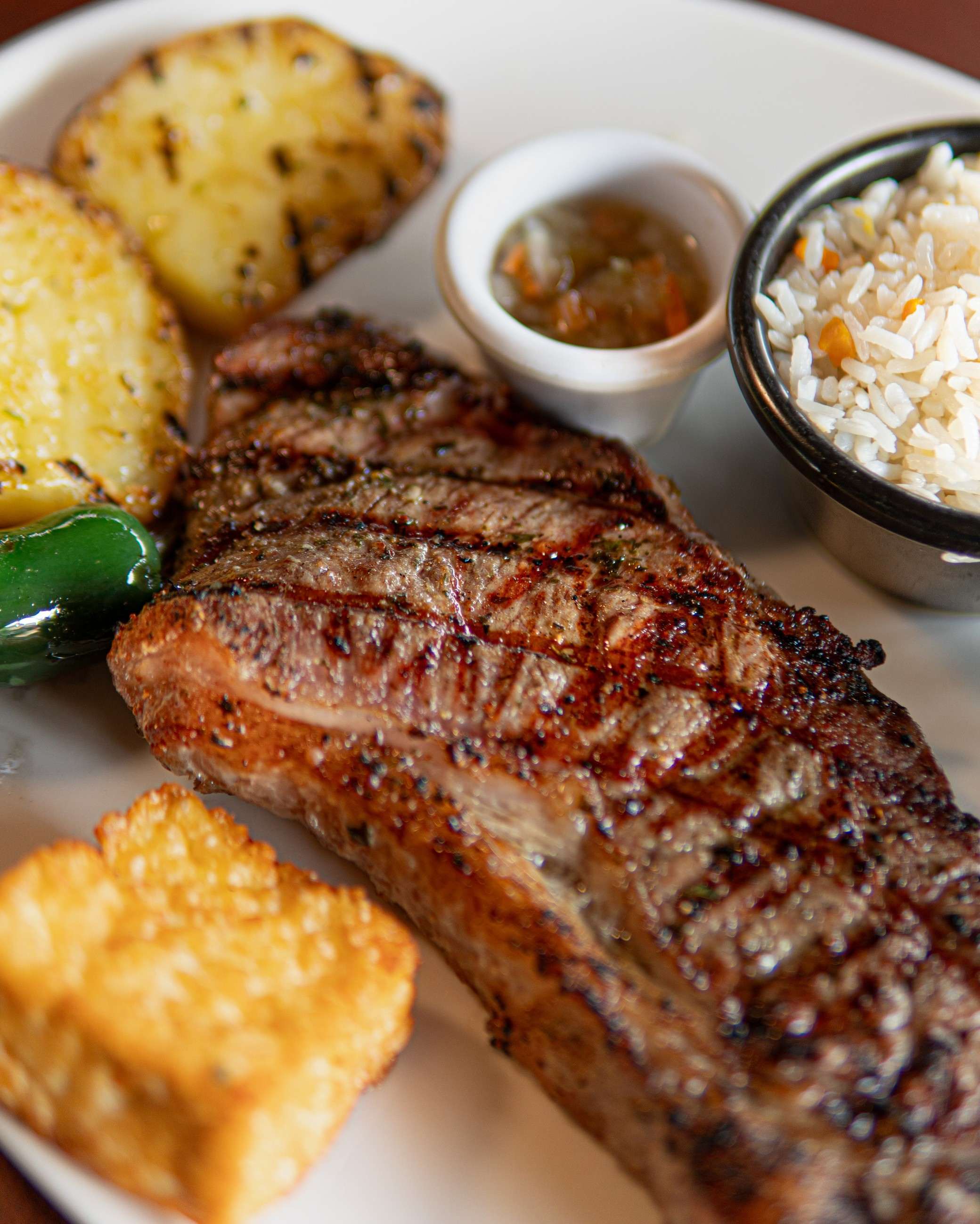 Corte de res a la parrilla con papas y arroz
