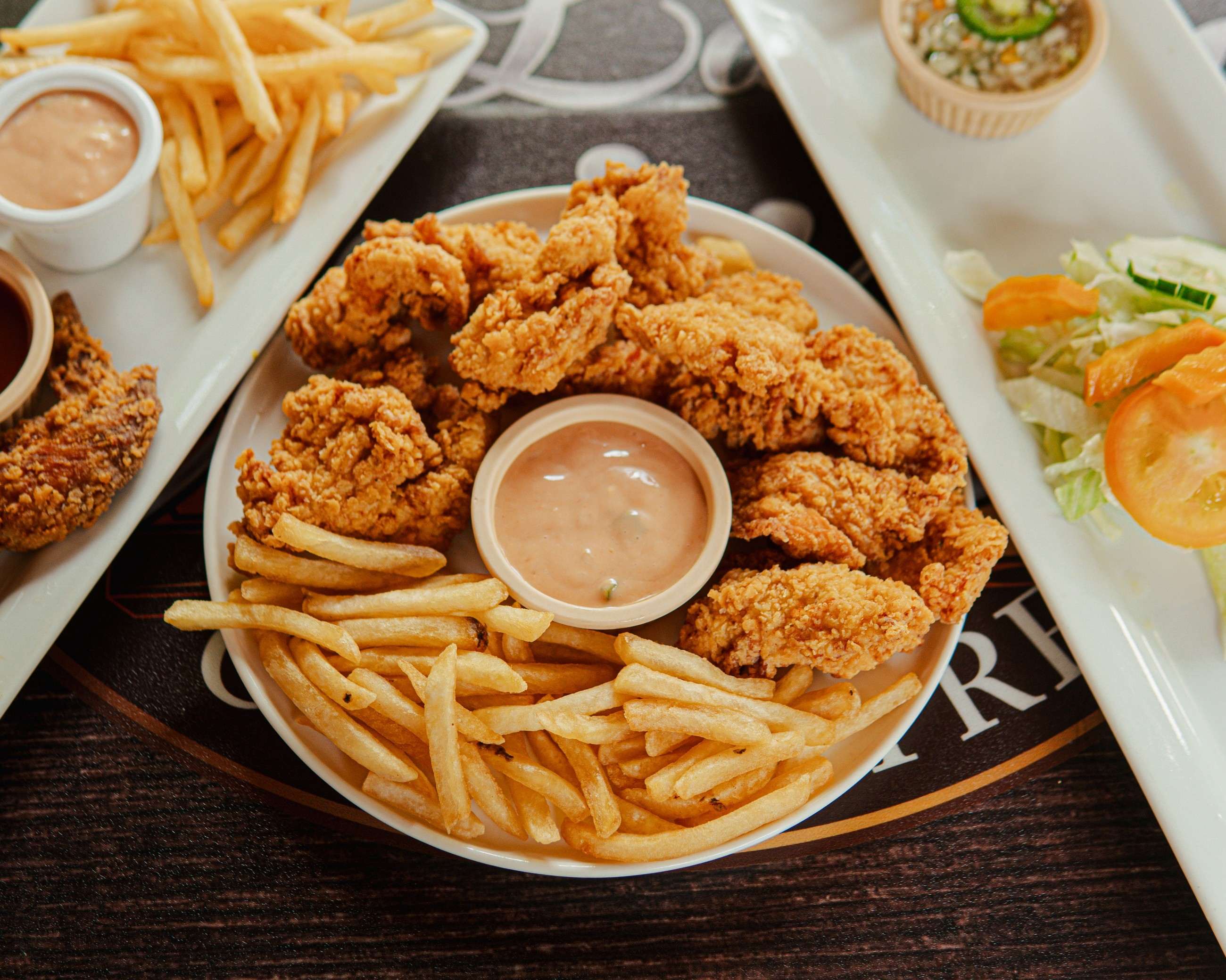Tazón de pollo crujiente con papas fritas
