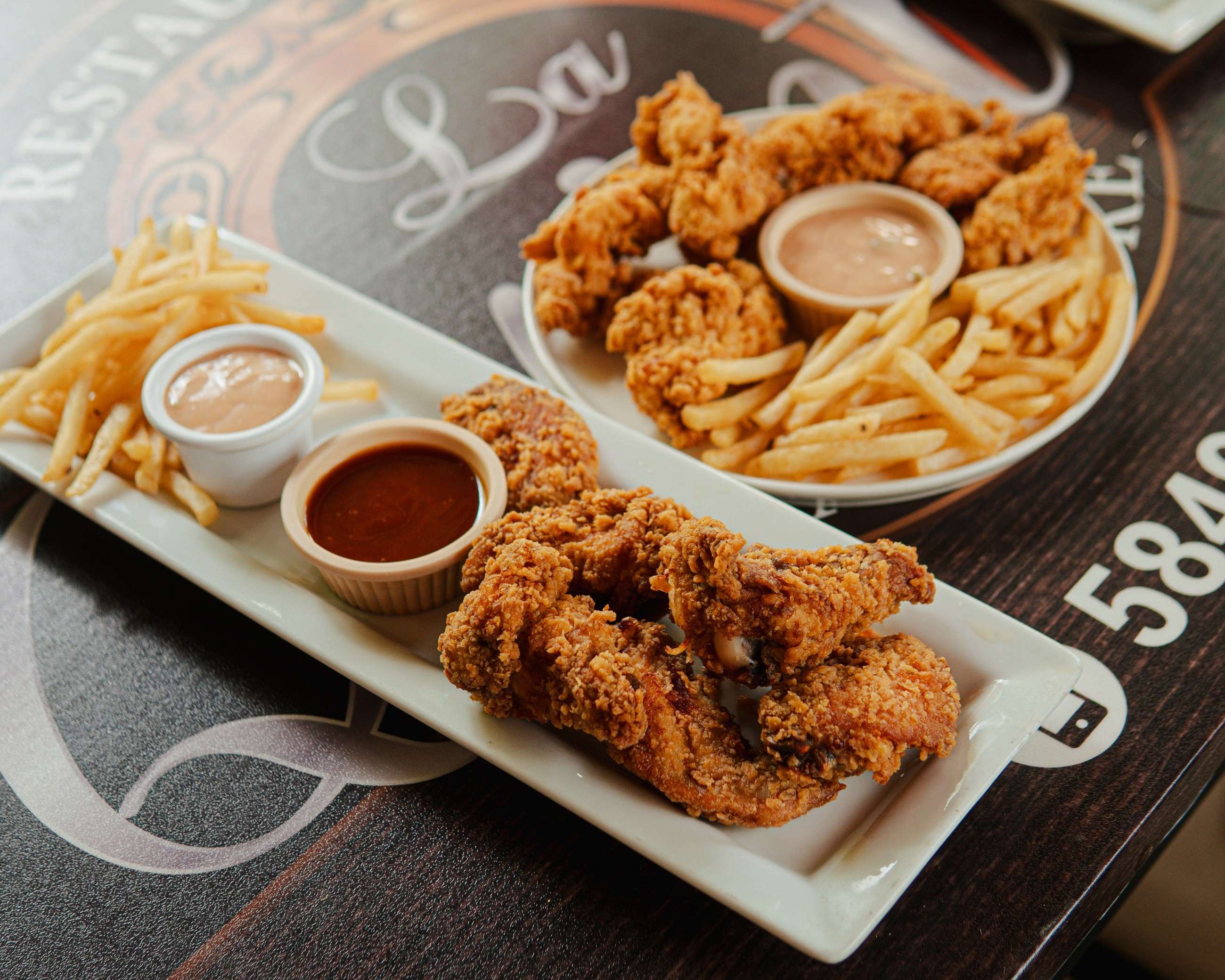 Pollo crujiente con papas fritas