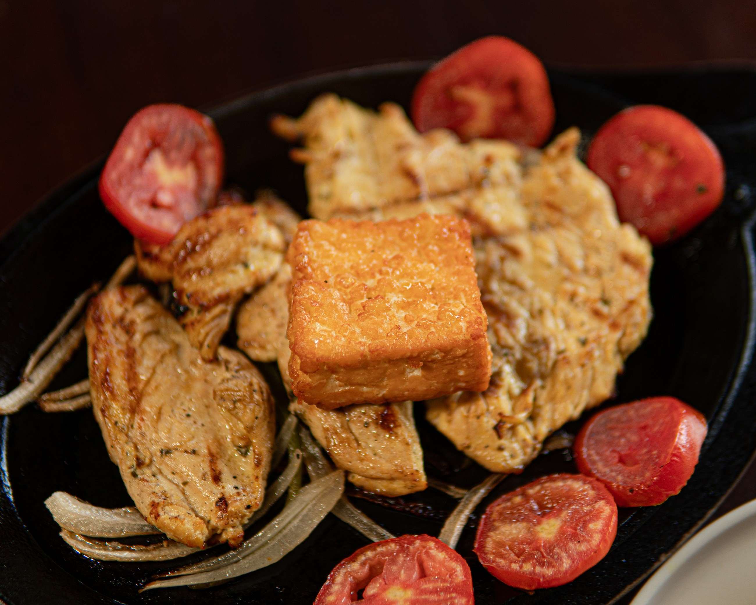 Filete de pollo a la plancha con tomate asado y queso frito