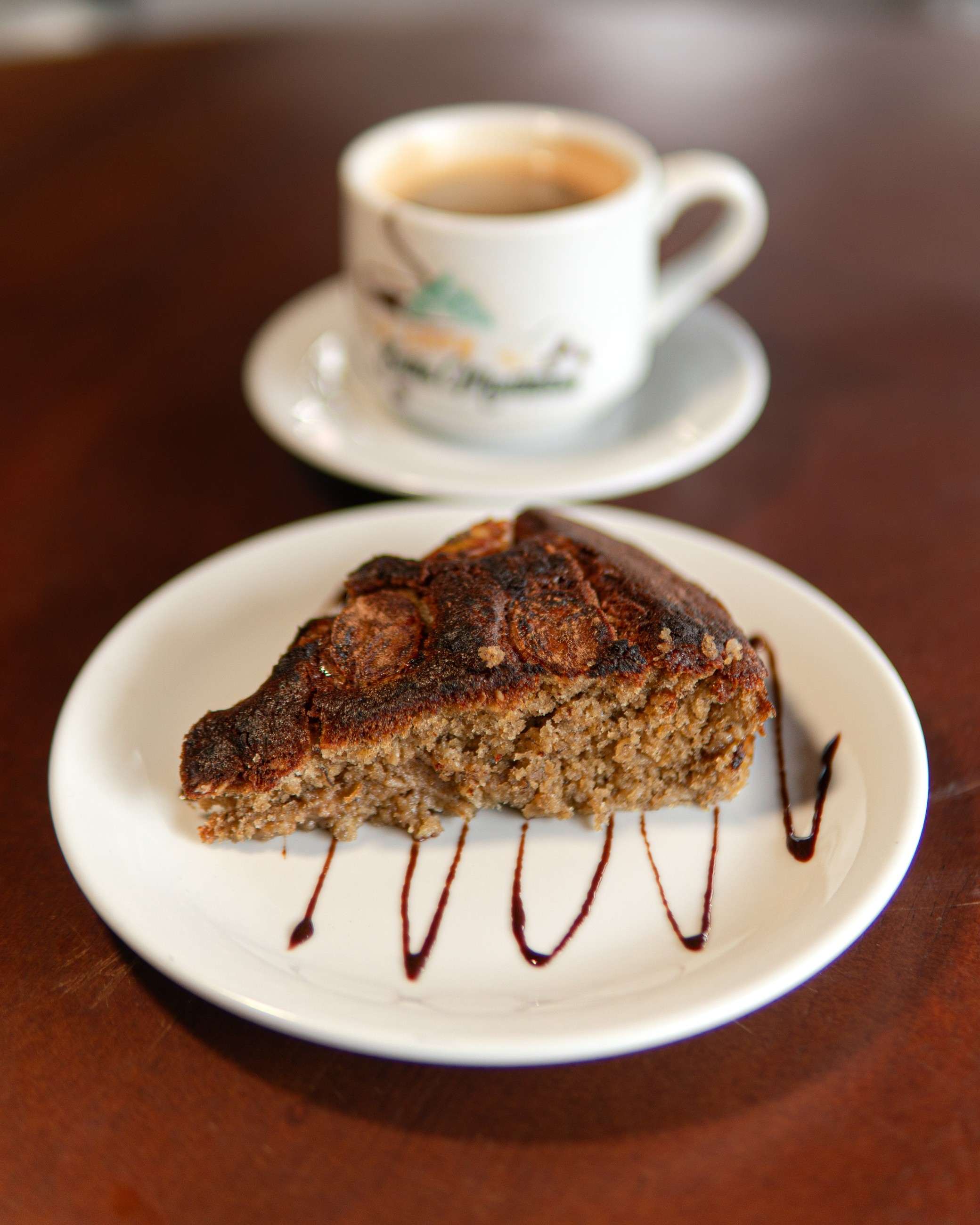 Pastel con salsa de chocolate en plato blanco